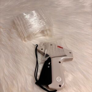 White Tagging Gun with Fasteners GUC